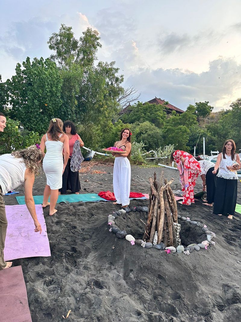 Ceremonia de hoguera en la playa de Amed